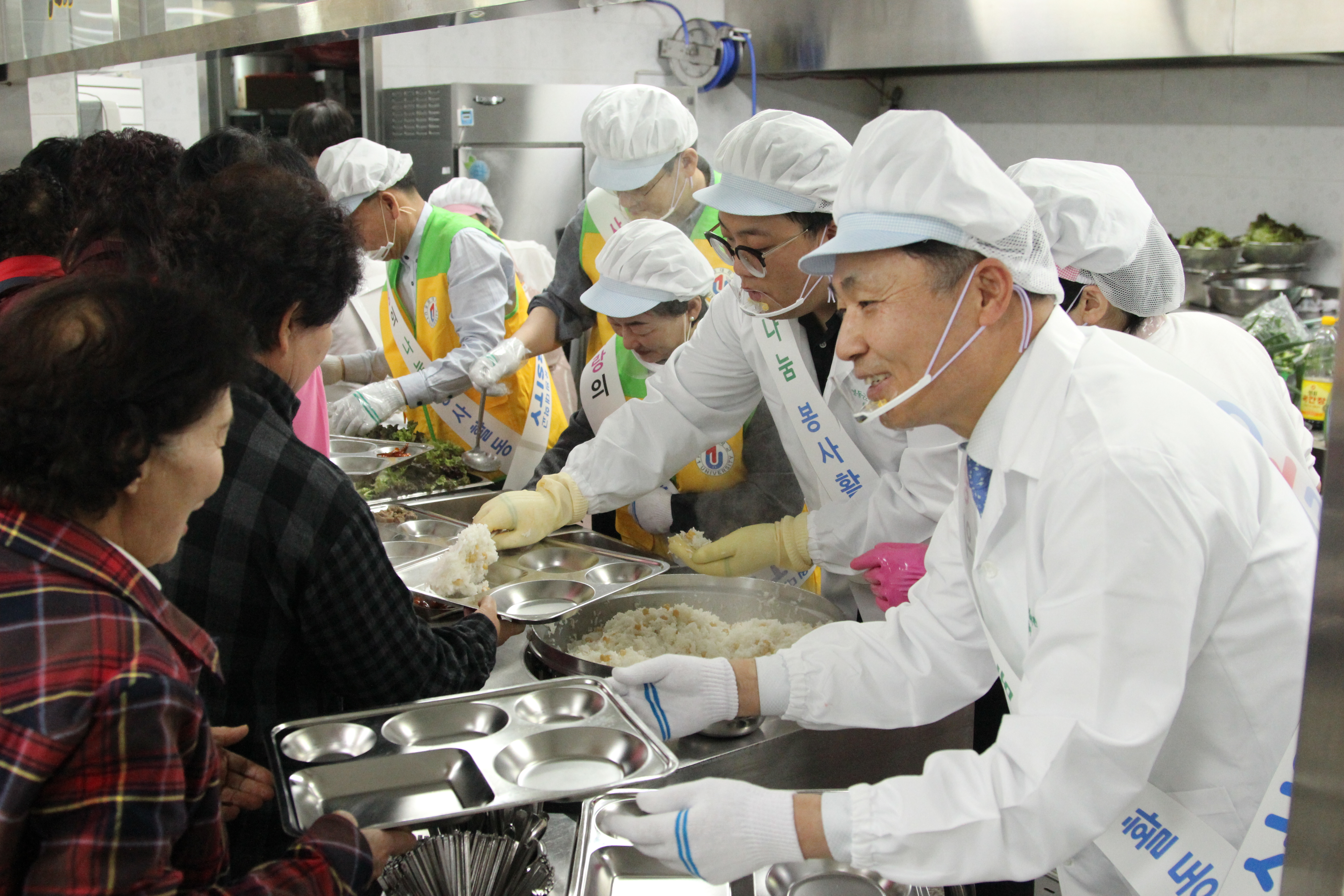 유원대, 채훈관 총장 및 교직원 무료배식 봉사